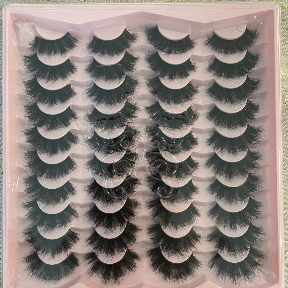 Voluminous Black Eyelash Collection